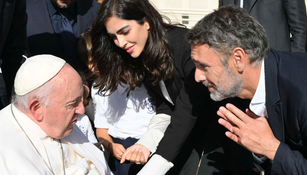 Raoul Bova e Rocío Muñoz Morales da Papa Francesco. L’emozione di lui fa (quasi) tenerezza