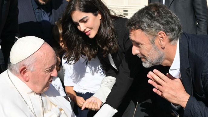 Raoul Bova e Rocío Muñoz Morales da Papa Francesco. L’emozione di lui fa (quasi) tenerezza