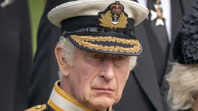“Re Carlo è devastato”. Ma il gesto per Harry e Meghan fa discutere
