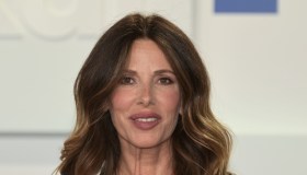 Alessia Marcuzzi torna in pista a 50 anni in abito cut out (e festeggia da single)