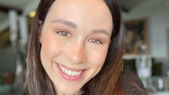 Aurora Ramazzotti, in dolce attesa è ancora più bella: l’abito total black le sta d’incanto