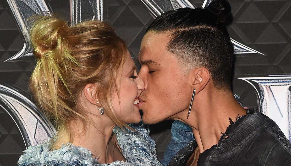 Il bacio tra Hell Raton e la fidanzata alla premiere di "Wakanda Forever"