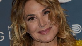 Barbara D’Urso scopre il décolleté a 65 anni e sembra Sandy di “Grease”