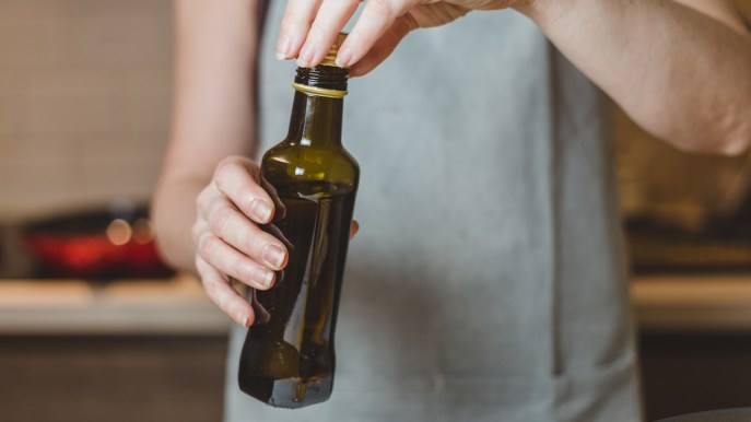 Olio di oliva, i trucchi infallibili per conservarlo e quando non va più usato