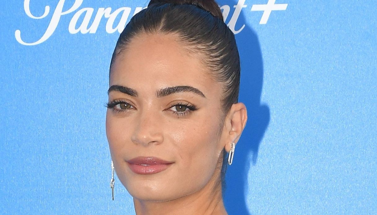 È la sorella di una delle artiste più amate. E nel giorno della laurea è identica a lei