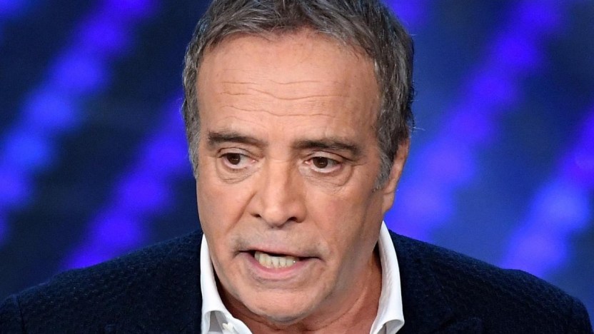 “Ballando con le Stelle”, Enrico Montesano fa causa alla Rai: “Sapevano della maglietta”