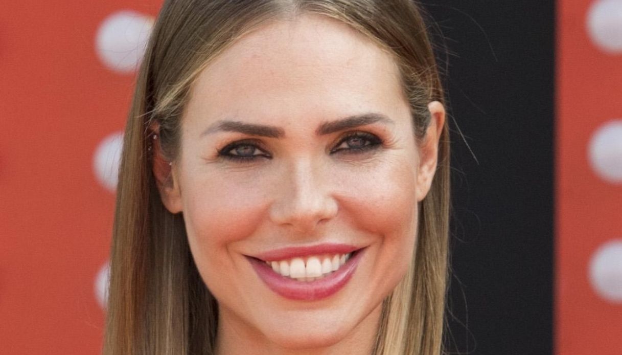 Ilary vola (letteralmente) con Chanel. E spunta la verità sulle borse restituite da Totti