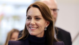 Kate Middleton vola a Boston in tailleur. E punta sul colore dell’anno