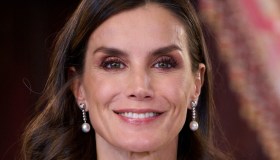 Letizia di Spagna a 50 anni indossa lo stesso vestito di sua figlia 15enne