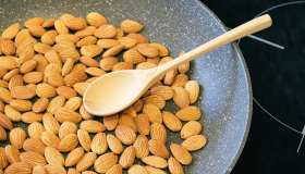 Tostare le mandorle al forno o in padella: il procedimento infallibile