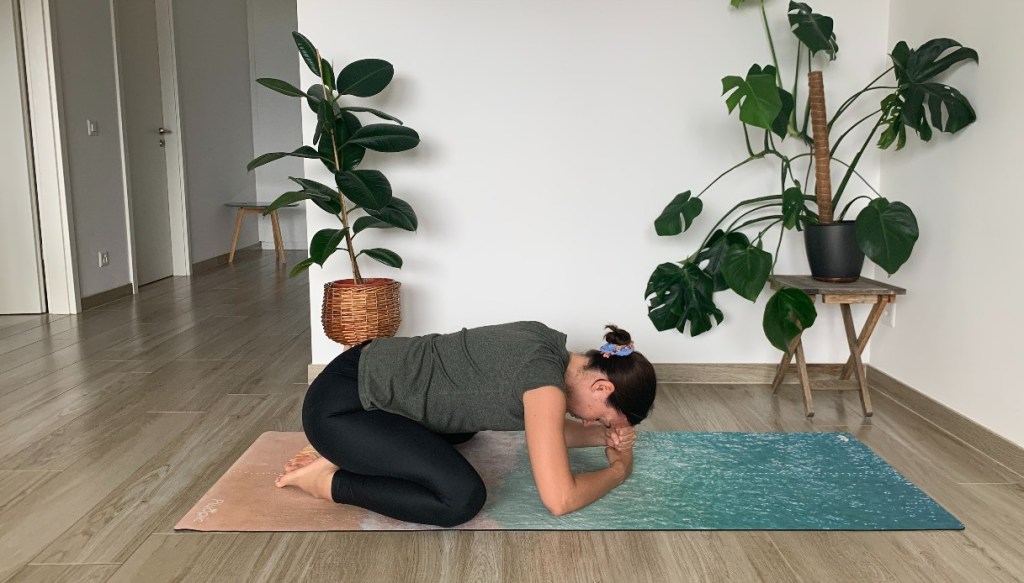 Posizione yoga del Bambino