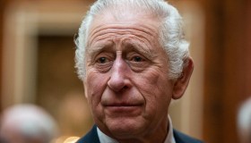 Re Carlo, i suoi viaggi di Stato costano milioni di euro agli inglesi: è polemica