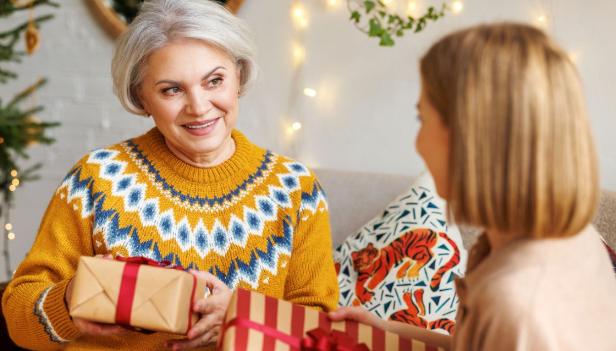 Regali per la suocera: 10 idee per non sbagliare (e non farla arrabbiare)
