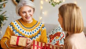 Regali per la suocera: 10 idee per non sbagliare (e non farla arrabbiare)