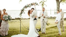 Come in un film: aspetta il matrimonio per dare il primo bacio