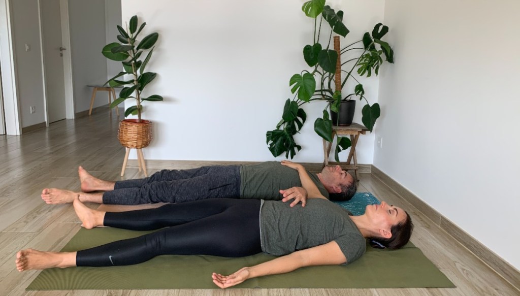 posizione yoga in coppia