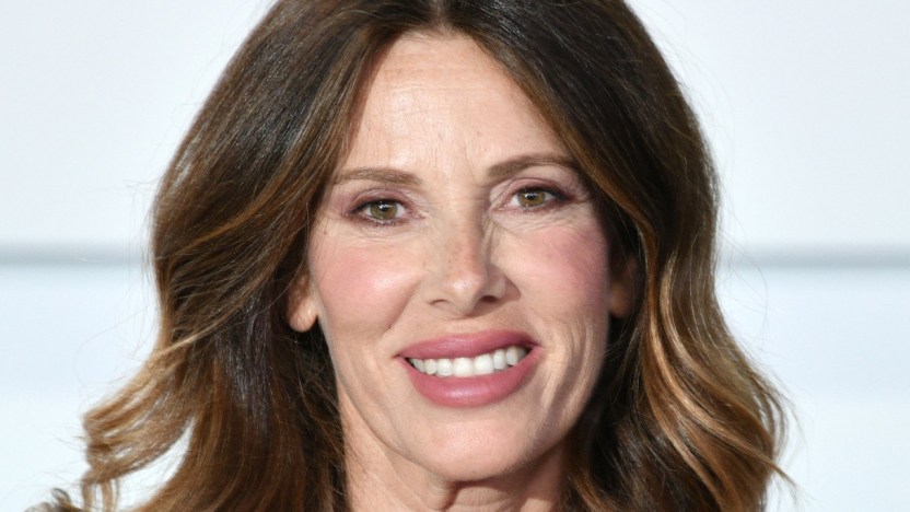 Alessia Marcuzzi celebra la “giovinezza” a 50 anni: il bikini tra le onde su Instagram