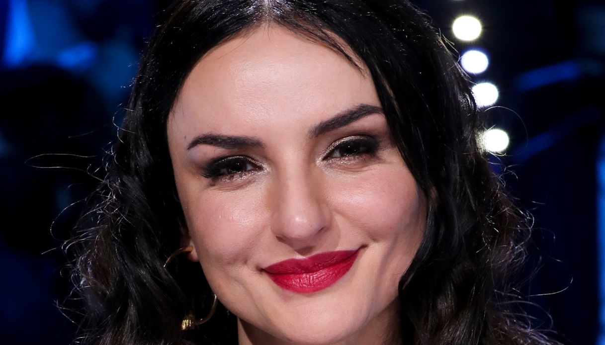 Arisa: “La ragazza di Via Pozzillo”. Velo nero, tacchi a spillo e lingerie su Instagram