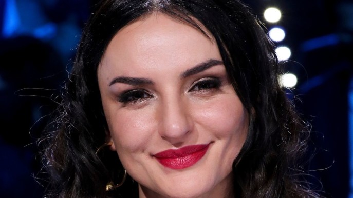 Arisa: “La ragazza di Via Pozzillo”. Velo nero, tacchi a spillo e lingerie su Instagram