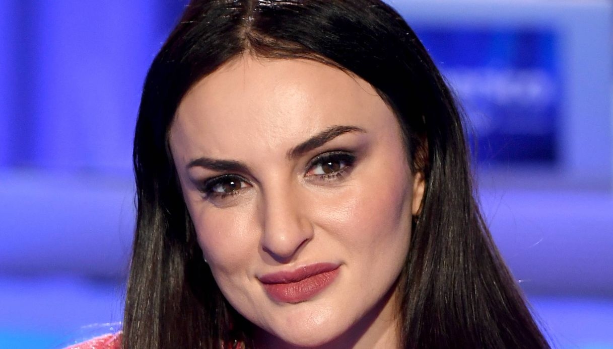 Arisa cede al ritocchino: il suo “volersi bene” sfida il tempo che passa