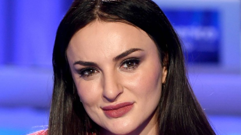 Arisa cede al ritocchino: il suo “volersi bene” sfida il tempo che passa