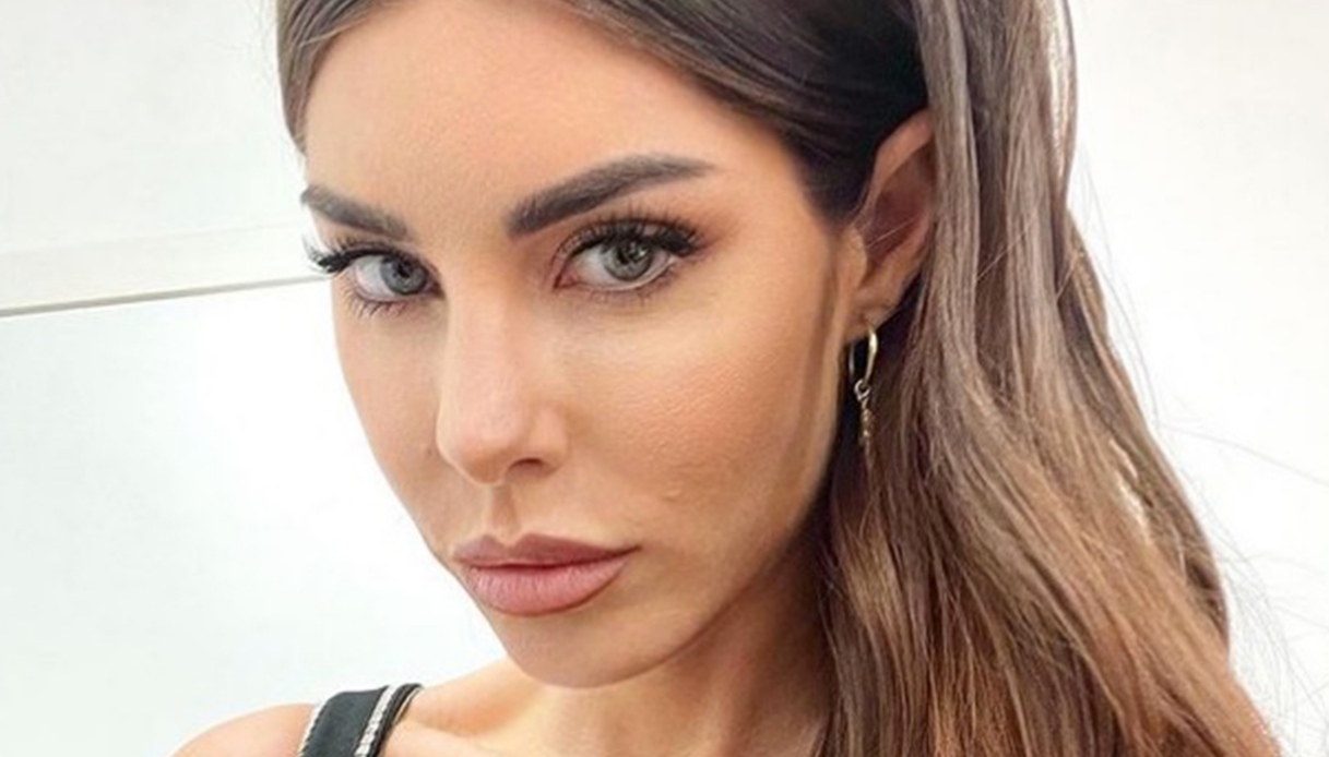 Bianca Atzei incinta, posa nuda col pancione su Instagram