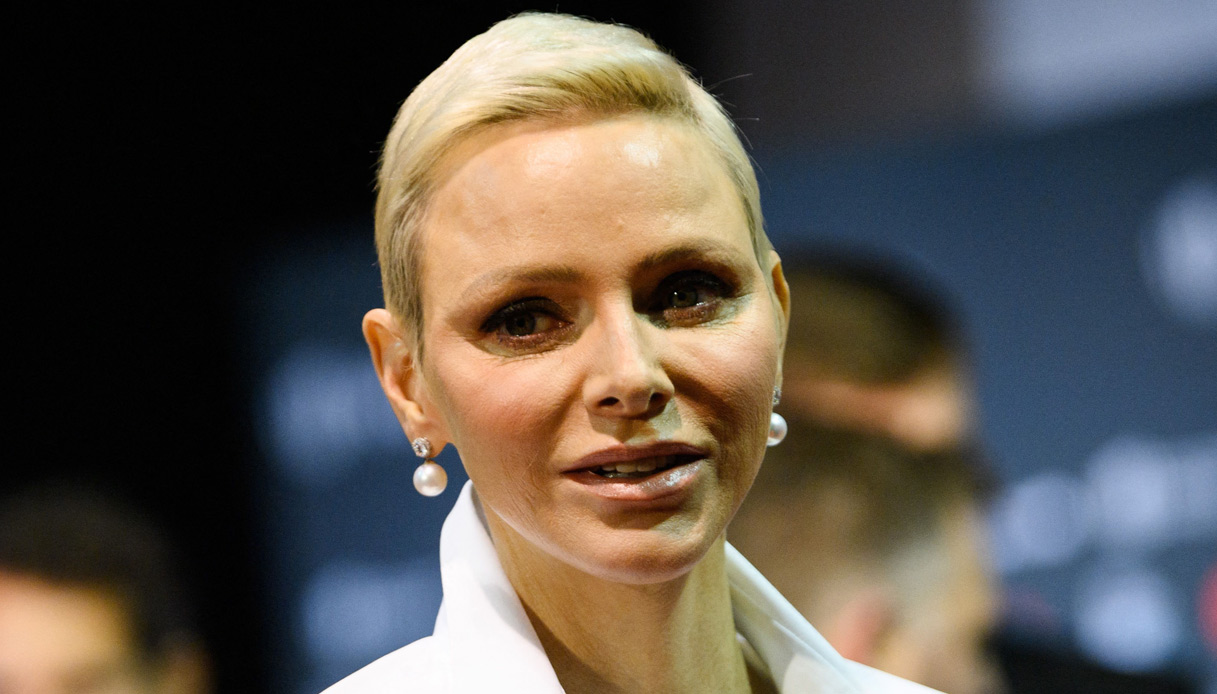 Charlene di Monaco, uno schianto con la camicia-gioiello di Dior