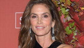 Cindy Crawford sfida il tempo: in lingerie e body a 56 anni è sempre la più bella