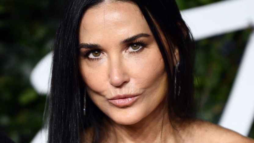 L’iconica Demi Moore compie 60 anni: lo strano regalo che nessuno si aspettava