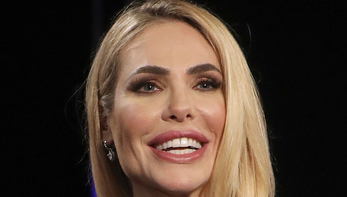 Ilary Blasi, New York è ai suoi piedi: i pantaloni argentati sono il must di stagione