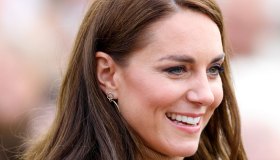 Kate Middleton: abito trasparente, cappotto strategico e mano sulla pancia