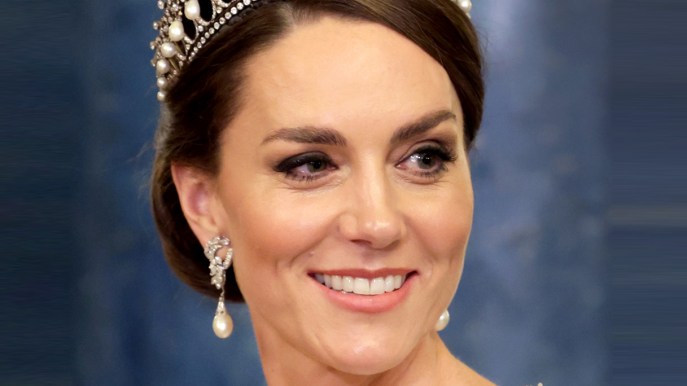 Kate Middleton divina: abito regale con cristalli da 4.930 euro e la tiara di Diana