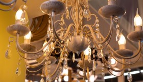 Lampadario a gocce, il trucco per pulirlo senza smontarlo