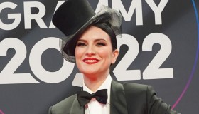 Laura Pausini regina dei Latin Grammy Awards 22: cambi di look da vera diva