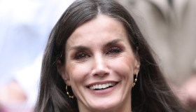 Letizia di Spagna punta sul rosso. E con i pantaloni in pelle il look è rock