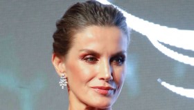 Letizia di Spagna, schiena scoperta e tacchi con diamanti: il trucco del vestito