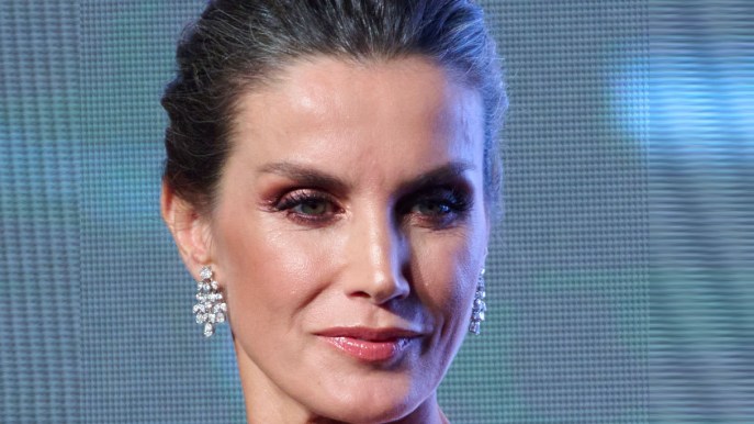 Letizia di Spagna irresistibile: abito-gioiello, spalle nude e pioggia di diamanti