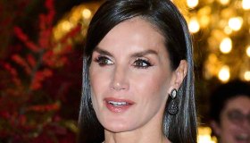 Letizia di Spagna da sogno, abito-gioiello con ricami a mano in vetro e metallo