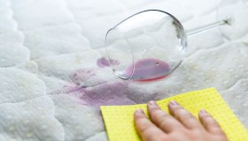 Come rimuovere le macchie di vino