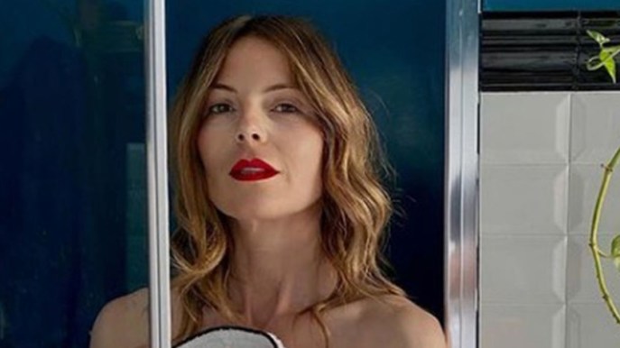 Marina La Rosa, il “topless” di novembre è suo: si veste di “emozioni”