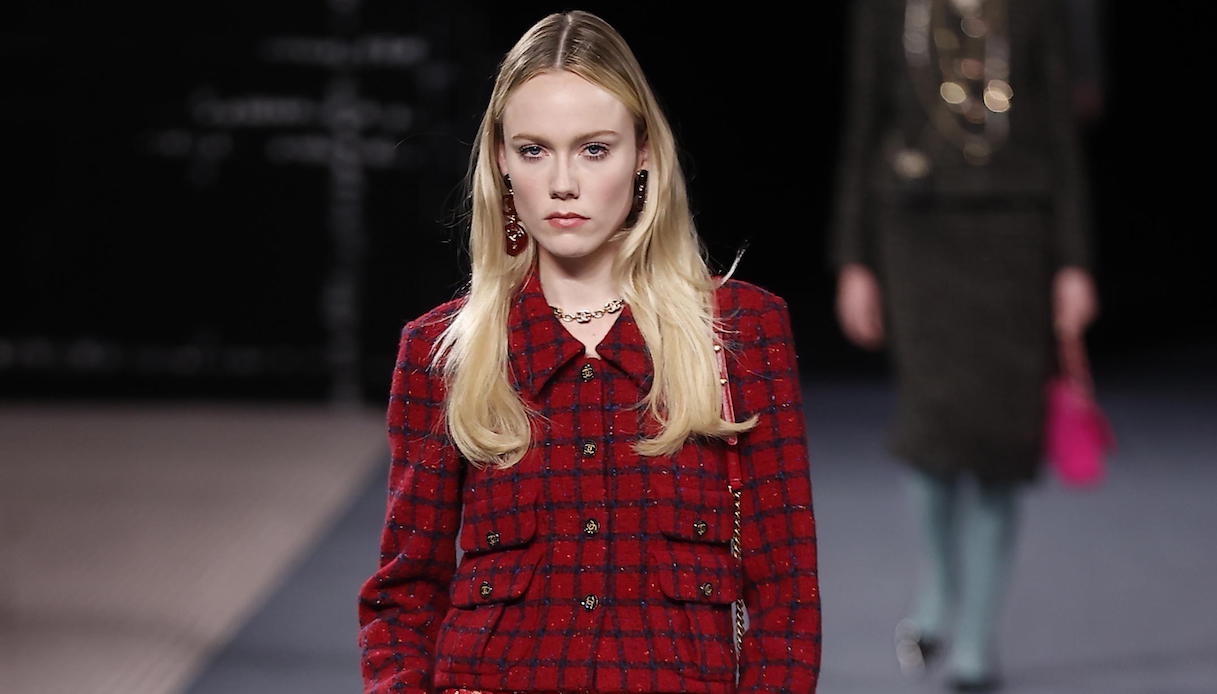 Il rosso è il colore della stagione: ecco qualche scatto d'ispirazione dalle passerelle