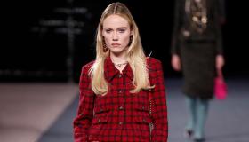 Profondo rosso: dalle passerelle arriva il colore della stagione