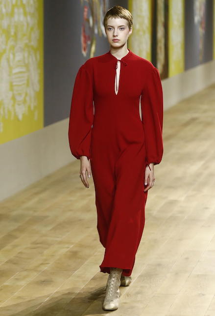 Il rosso di Dior è elegantissimo e austero. Lo chic super femminile fatto di linee semplici ed essenziali.