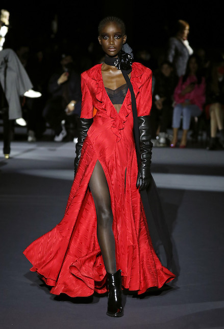 Il rosso è il colore voluttuoso della femminilità: quella di Lorenzo Serafini è super sexy e ammaliante.