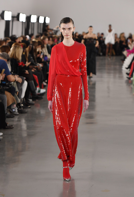 Il rosso di Giambattista Valli è elegante ed essenziale, semplice e chic nella sua contrapposizione di opaco e lucido e nei suoi contrasti di tessuti e tinte piene.