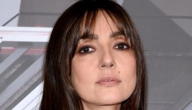 Il bolerino rosso di Ambra alla conferenza di “X Factor” è il capo giusto per le feste