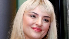 Arisa, il look retrò che ci piace: minidress, tacchi alti e make up coloratissimo