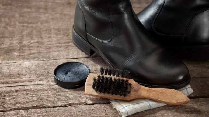 Stivali in pelle, i trucchi per pulirli e farli sembrare come nuovi
