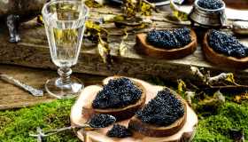 Caviale, come servirlo e con cosa abbinarlo: la guida definitiva