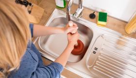 Come sturare il lavandino con aceto e bicarbonato